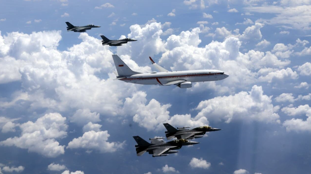 Pesawat Kepresidenan yang membawa Presiden Prabowo Subianto dari Pangkalan Udara Halim Perdanakusuma, Jakarta menuju Pangkalan Udara Adisutjipto, Kabupaten Sleman pada Kamis, 9 April 2026, mendapat pengawalan udara dari TNI AU.