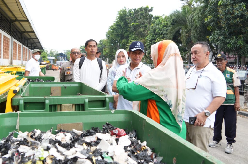 Menteri Lingkungan Hidup/Kepala Badan Pengendalian Lingkungan Hidup (KLH/BPLH) Hanif Faisol Nurofiq menegaskan bahwa transformasi pengelolaan sampah nasional harus dimulai dari level paling bawah.