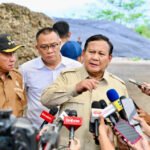 Presiden Prabowo Subianto memberikan keterangan pers usai meninjau Tempat Pengolahan Sampah Terpadu (TPST) Berwawasan Lingkungan dan Edukasi (BLE) di Kabupaten Banyumas, Jawa Tengah, pada Selasa, 28 April 2026.