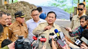 Presiden Prabowo Subianto memberikan keterangan pers usai meninjau Tempat Pengolahan Sampah Terpadu (TPST) Berwawasan Lingkungan dan Edukasi (BLE) di Kabupaten Banyumas, Jawa Tengah, pada Selasa, 28 April 2026.
