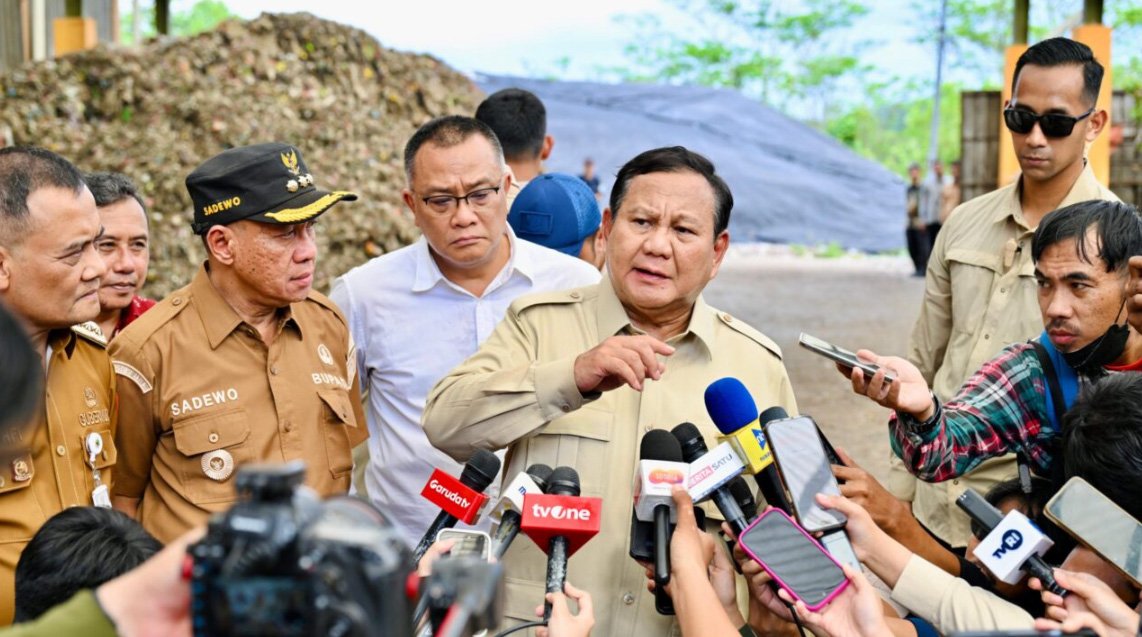 Presiden Prabowo Subianto memberikan keterangan pers usai meninjau Tempat Pengolahan Sampah Terpadu (TPST) Berwawasan Lingkungan dan Edukasi (BLE) di Kabupaten Banyumas, Jawa Tengah, pada Selasa, 28 April 2026.