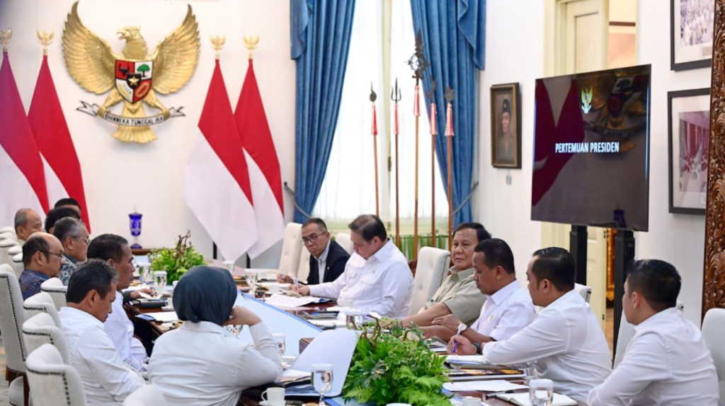 Presiden Prabowo Subianto memimpin rapat terbatas bersama sejumlah menteri Kabinet Merah Putih di Istana Merdeka, Jakarta, pada Selasa, 7 April 2026.