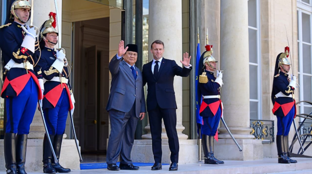 Presiden Republik Indonesia Prabowo Subianto bertemu Presiden Republik Prancis Emmanuel Macron di Istana Élysée, Paris, pada Selasa, 14 April 2026.