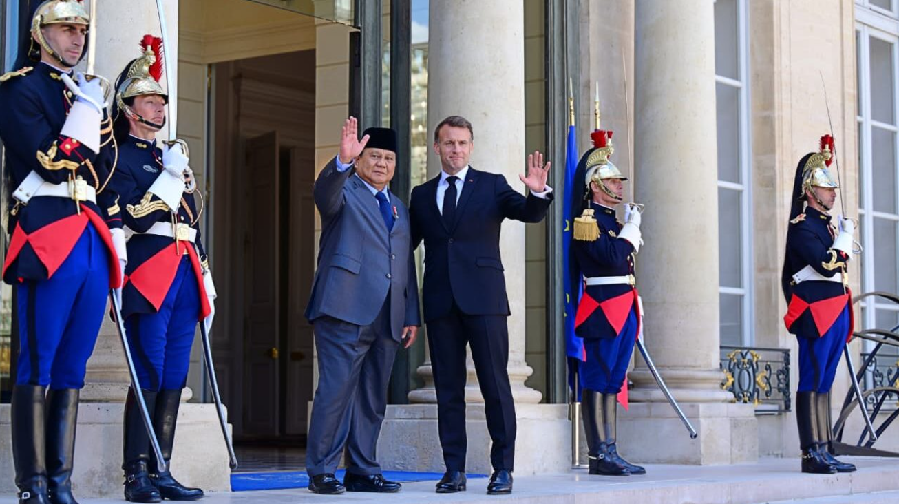 Presiden Republik Indonesia Prabowo Subianto bertemu Presiden Republik Prancis Emmanuel Macron di Istana Élysée, Paris, pada Selasa, 14 April 2026.