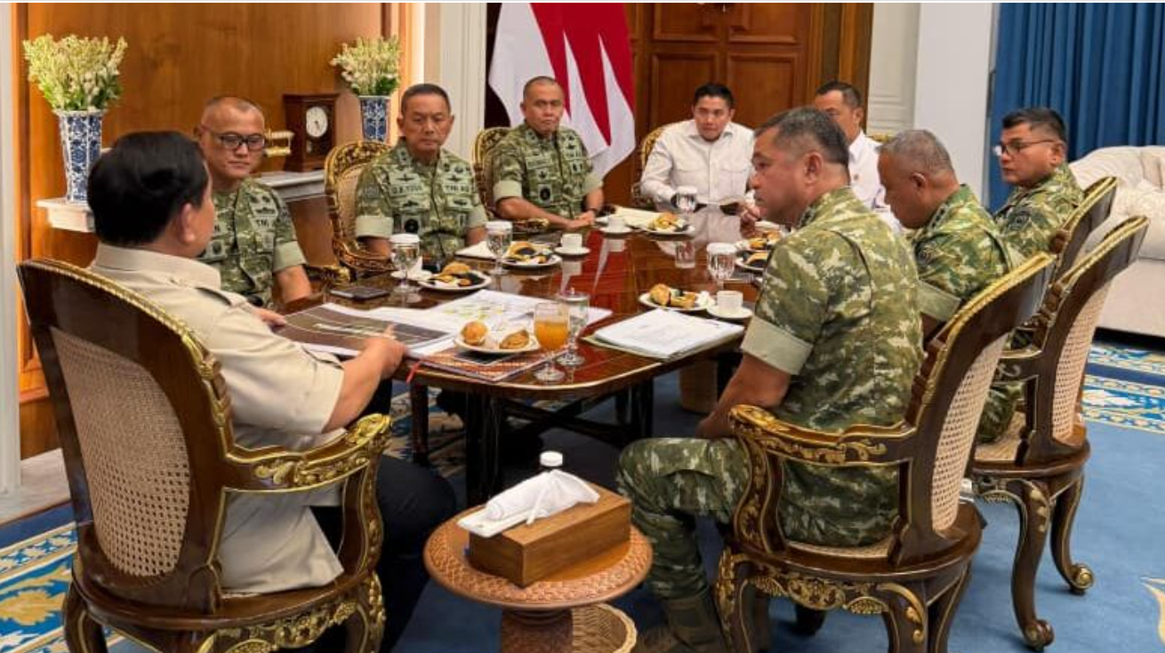 Presiden Prabowo Subianto menerima Kepala Staf Angkatan Darat (KSAD) Maruli Simanjuntak bersama jajaran pejabat utama TNI Angkatan Darat di Istana Merdeka, Jakarta, Kamis (16/4/2026).