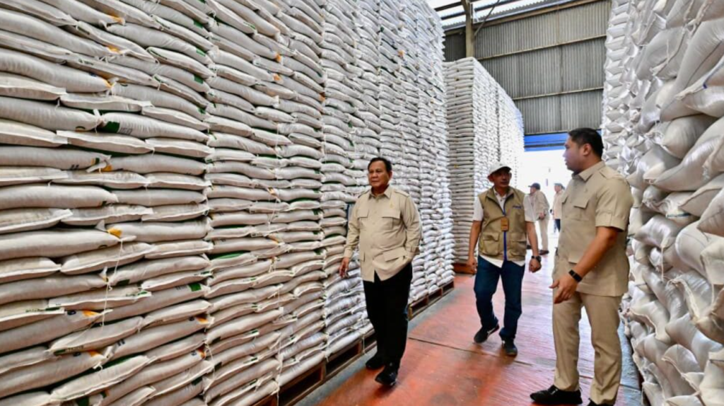 Presiden Republik Indonesia Prabowo Subianto melakukan sidak langsung ke Kompleks Gudang Bulog Danurejo di Kabupaten Magelang usai menyampaikan pengarahan kepada Ketua DPRD seluruh Indonesia pada Sabtu, 18 April 2026.