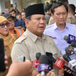 Presiden Prabowo Subianto memberikan keterangan pers kepada awak media di RSUD dr. Chasbullah Abdulmadjid, Kota Bekasi, pada Selasa, 28 April 2026.