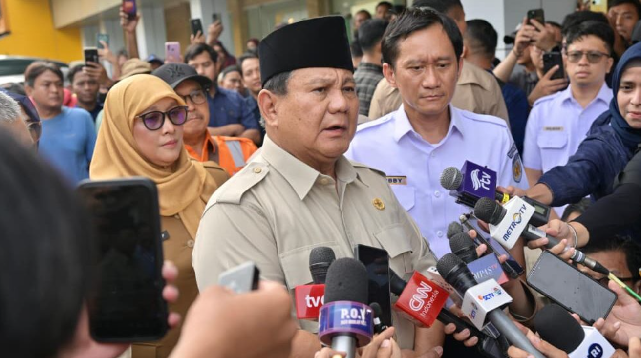 Presiden Prabowo Subianto memberikan keterangan pers kepada awak media di RSUD dr. Chasbullah Abdulmadjid, Kota Bekasi, pada Selasa, 28 April 2026.