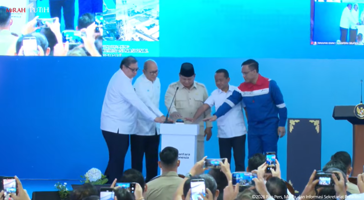 Presiden Republik Indonesia Prabowo Subianto menghadiri peletakan batu pertama (groundbreaking) 13 proyek hilirisasi tahap II yang dipusatkan di Cilacap, Rabu (29/4).