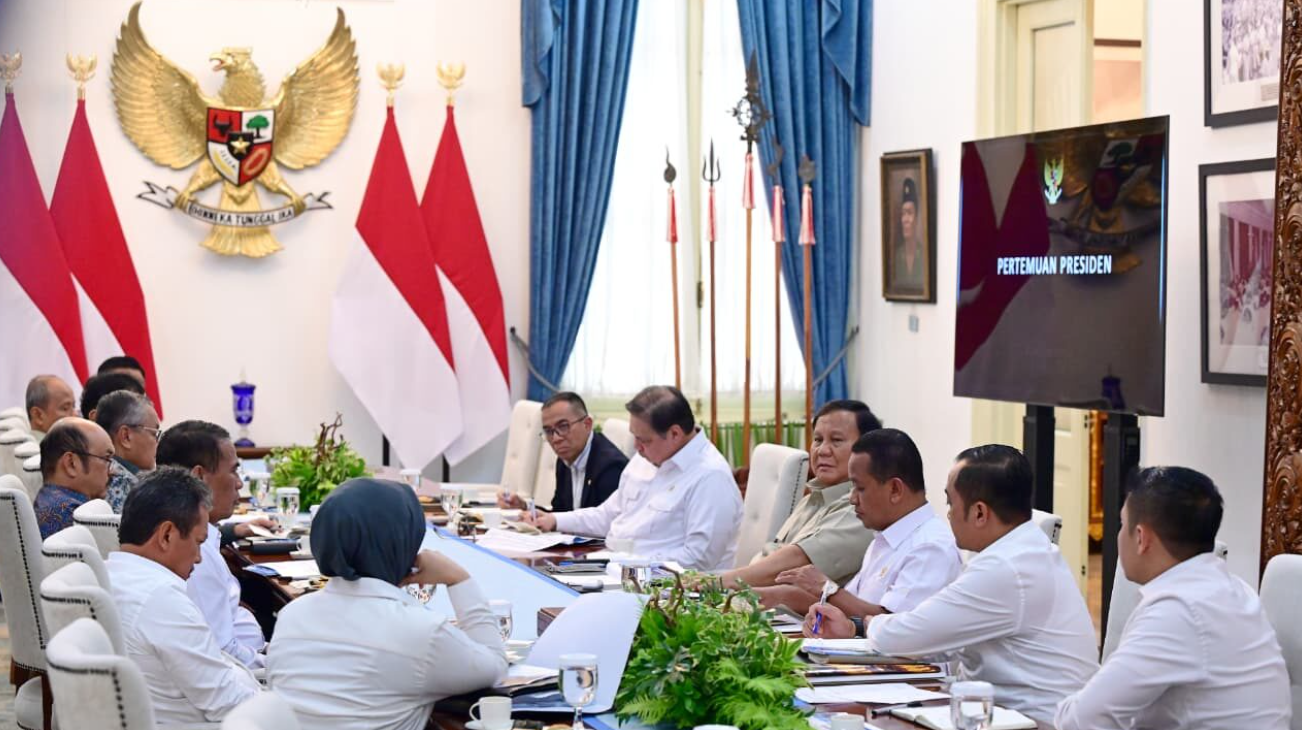 Presiden Prabowo Subianto memimpin rapat terbatas bersama sejumlah menteri Kabinet Merah Putih di Istana Merdeka, Jakarta, pada Selasa, 7 April 2026.