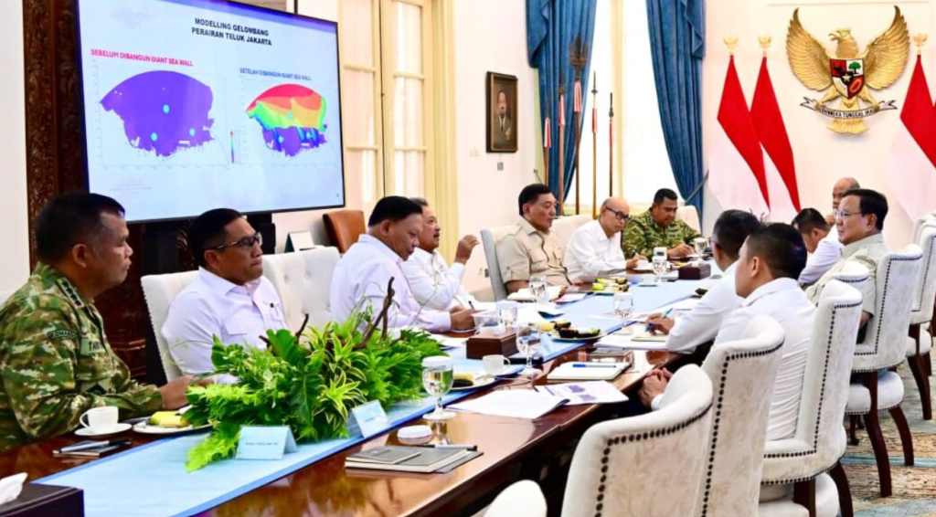 Presiden Prabowo Subianto memimpin rapat terbatas dengan sejumlah Menteri Kabinet Merah Putih terkait dengan pematangan rencana pembangunan tanggul laut raksasa (giant sea wall) sebagai proyek strategis nasional yang diharapkan mampu melindungi kawasan pesisir utara Jawa, di Istana Merdeka, pada 20 April 2026.