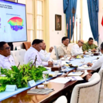Presiden Prabowo Subianto memimpin rapat terbatas dengan sejumlah Menteri Kabinet Merah Putih terkait dengan pematangan rencana pembangunan tanggul laut raksasa (giant sea wall) sebagai proyek strategis nasional yang diharapkan mampu melindungi kawasan pesisir utara Jawa, di Istana Merdeka, pada 20 April 2026.