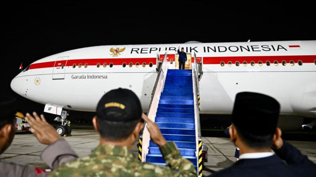 Presiden Republik Indonesia Prabowo Subianto bertolak menuju Moskow, Federasi Rusia, melalui Pangkalan TNI AU Halim Perdanakusuma, Jakarta, sekitar pukul 23.10 WIB, pada Minggu malam, 12 April 2026.