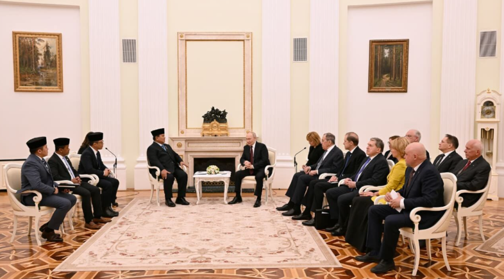 Presiden Republik Indonesia, Prabowo Subianto, menggelar pertemuan dengan Presiden Federasi Rusia, Vladimir Putin, di Istana Kremlin pada Senin, 13 April 2026.