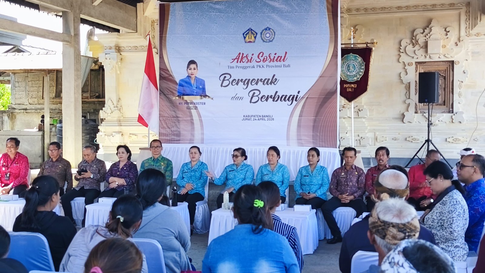 Tim Penggerak PKK Provinsi Bali melakukan aksi sosial bertajuk "Bergerak dan Berbagi" di tiga titik di Kecamatan Kintamani, Kabupaten Bangli, pada Jumat (24/4/2026).