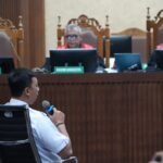 Saksi ahli BPKP, Dedy Nurmawan memaparkan temuan kerugian negara akibat kasus korupsi chromebook, di Pengadilan Tindak Pidana Korupsi pada Pengadilan Negeri Jakarta Pusat, Senin (13/4).