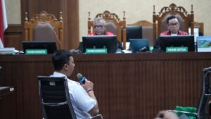 Saksi ahli BPKP, Dedy Nurmawan memaparkan temuan kerugian negara akibat kasus korupsi chromebook, di Pengadilan Tindak Pidana Korupsi pada Pengadilan Negeri Jakarta Pusat, Senin (13/4).