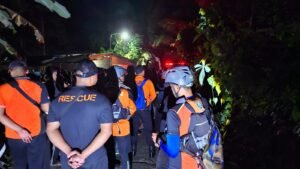 Tim SAR gabungan yang terdiri dari Basarnas, kepolisian, TNI, dan masyarakat setempat langsung melakukan evakuasi korban hanyut di Sungai Yeh Aye.