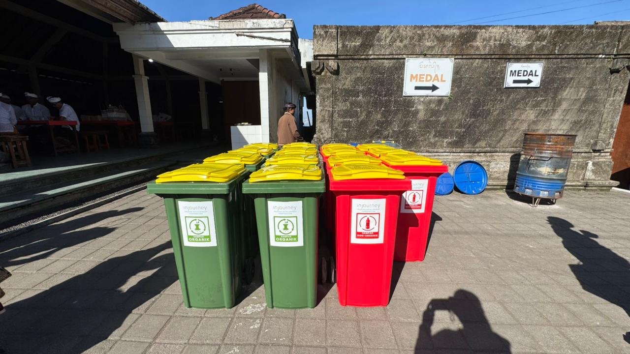 ITDC Salurkan Bantuan Tong Sampah di Pura Agung Besakih