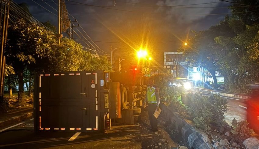 Kecelakaan lalu lintas tunggal terjadi di Jalan Gatot Subroto Timur, tepatnya di depan Azmi Gypsum KM 6, Desa Kesiman Kertalangu, Denpasar Timur, Minggu (5/4/2026) sekitar pukul 23.30 Wita.
