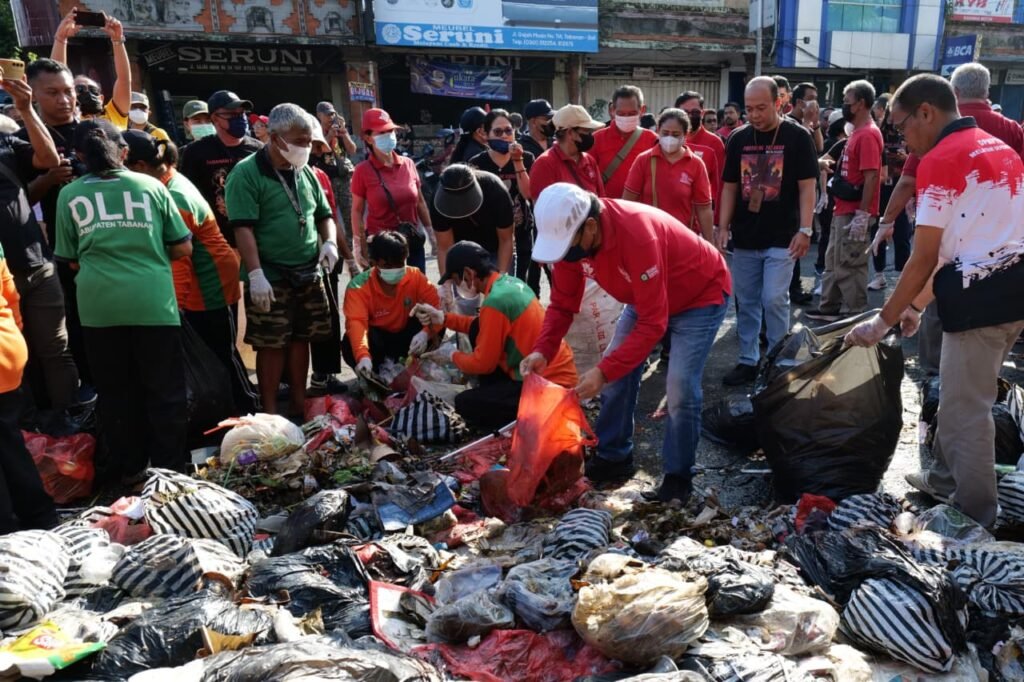 Ratusan aparatur sipil negara (ASN) bersama jajaran kepala perangkat daerah turun langsung melakukan aksi bersih-bersih bertajuk Resik Sampah Ngayah Ring Pertiwi, Jumat (22/5/2026).