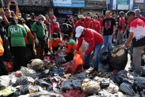 Ratusan aparatur sipil negara (ASN) bersama jajaran kepala perangkat daerah turun langsung melakukan aksi bersih-bersih bertajuk Resik Sampah Ngayah Ring Pertiwi, Jumat (22/5/2026).
