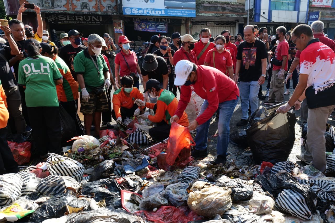 Ratusan aparatur sipil negara (ASN) bersama jajaran kepala perangkat daerah turun langsung melakukan aksi bersih-bersih bertajuk Resik Sampah Ngayah Ring Pertiwi, Jumat (22/5/2026).