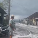 Air pasang menerjang pesisir Pantai Monggalan, Desa Kusamba, Kecamatan Dawan, Klungkung, Senin (18/5/2026).