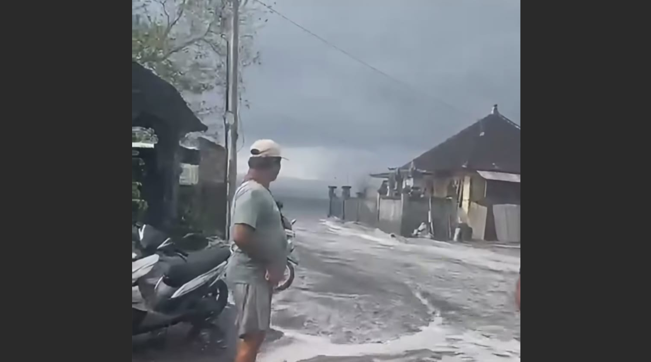 Air pasang menerjang pesisir Pantai Monggalan, Desa Kusamba, Kecamatan Dawan, Klungkung, Senin (18/5/2026).