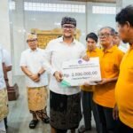 Bupati Wayan Adi Arnawa bersama Wabup Bagus Alit Sucipta menyerahkan Bantuan Sosial menjelang Hari Waisak sebesar Rp 2 juta per KK kepada umat Buddha ber-KTP Badung di Balai Serba Guna Dharma Semadhi, Vihara Dharmayana, Kelurahan Kuta, Kamis (28/5).
