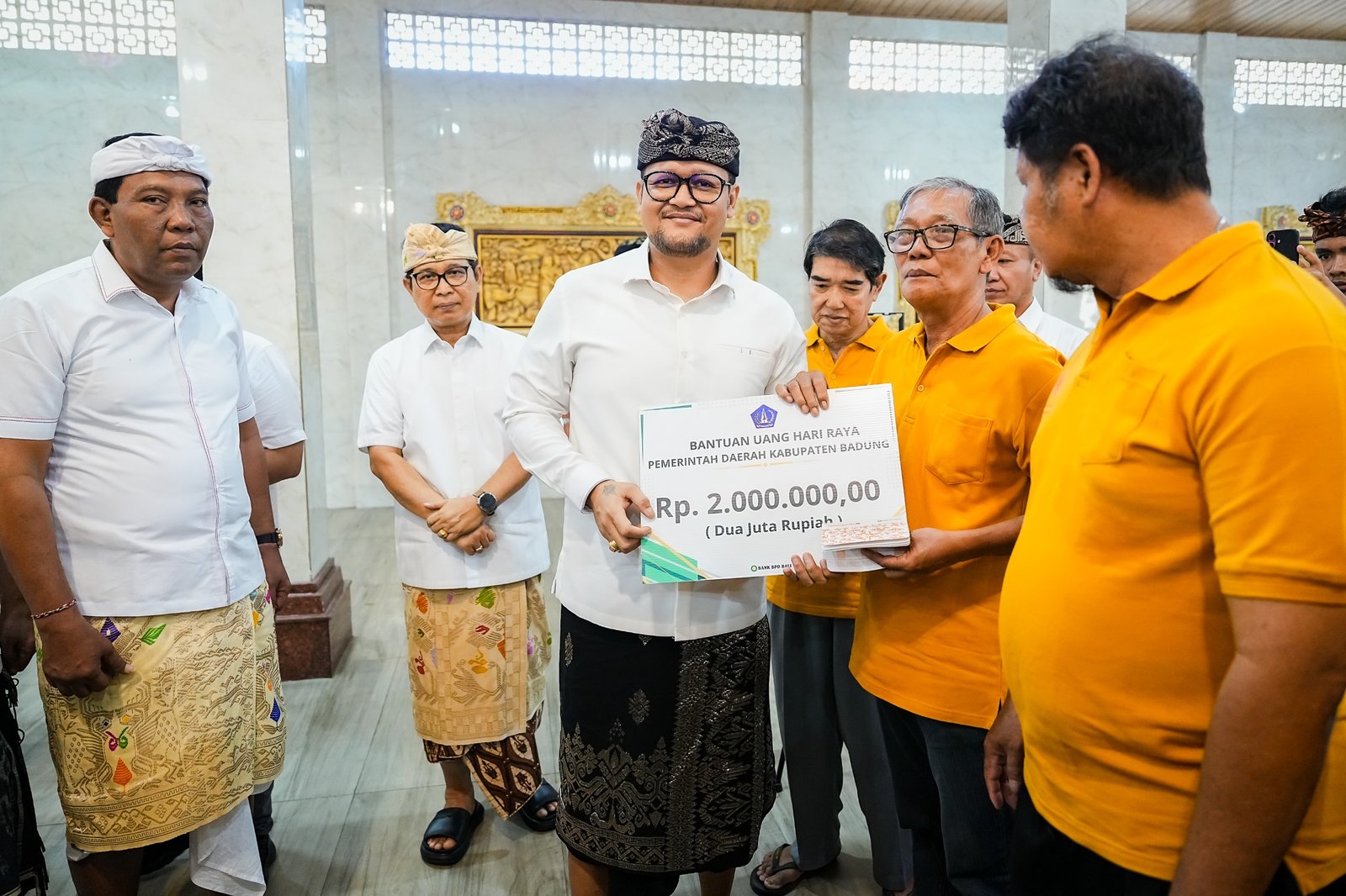 Bupati Wayan Adi Arnawa bersama Wabup Bagus Alit Sucipta menyerahkan Bantuan Sosial menjelang Hari Waisak sebesar Rp 2 juta per KK kepada umat Buddha ber-KTP Badung di Balai Serba Guna Dharma Semadhi, Vihara Dharmayana, Kelurahan Kuta, Kamis (28/5).