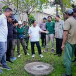 Bupati Adi Arnawa didampingi Sekda Badung IB. Surya Suamba saat melaksanakan Pengawasan dan Penegakan Hukum Lingkungan terhadap sektor Horeka di wilayah Kelurahan Legian, pada Jumat (15/5).