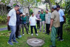 Bupati Adi Arnawa didampingi Sekda Badung IB. Surya Suamba saat melaksanakan Pengawasan dan Penegakan Hukum Lingkungan terhadap sektor Horeka di wilayah Kelurahan Legian, pada Jumat (15/5).