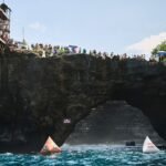 loncat tebing akrobatik terbesar di dunia, Red Bull Cliff Diving World Series, yang berlangsung pada 20–23 Mei 2026 di Broken Beach, Nusa Penida, Klungkung, Bali.