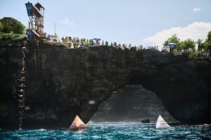 loncat tebing akrobatik terbesar di dunia, Red Bull Cliff Diving World Series, yang berlangsung pada 20–23 Mei 2026 di Broken Beach, Nusa Penida, Klungkung, Bali.