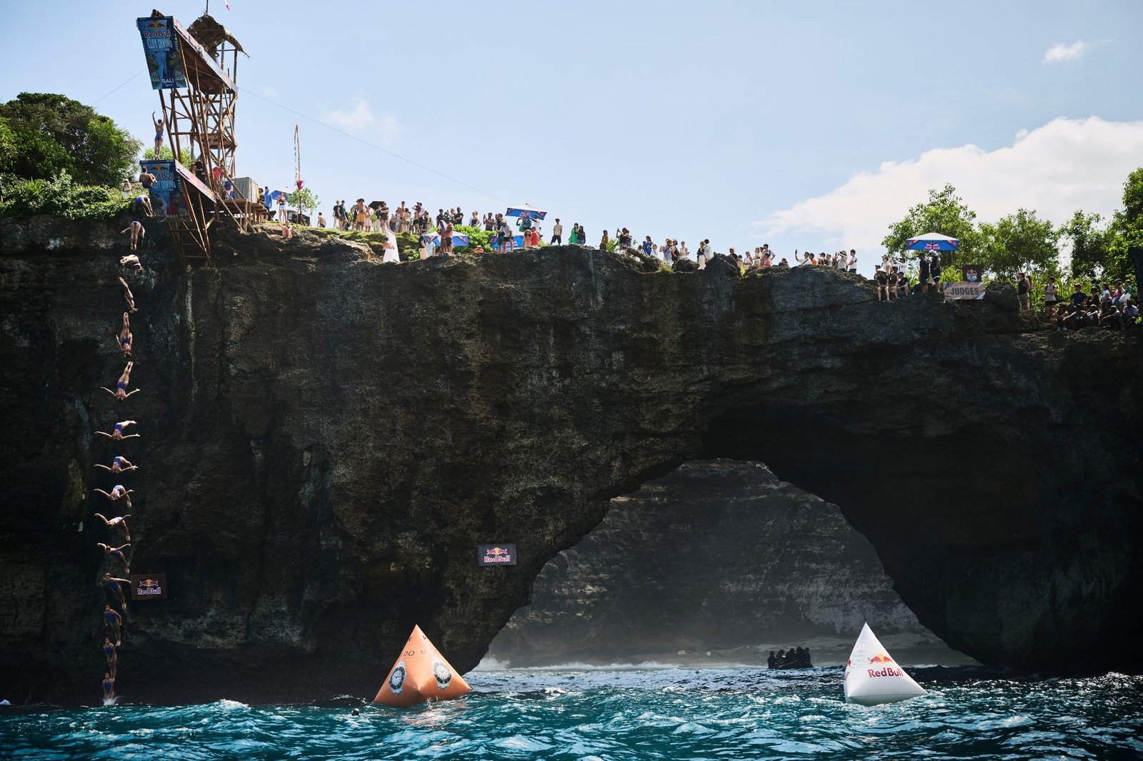 loncat tebing akrobatik terbesar di dunia, Red Bull Cliff Diving World Series, yang berlangsung pada 20–23 Mei 2026 di Broken Beach, Nusa Penida, Klungkung, Bali.