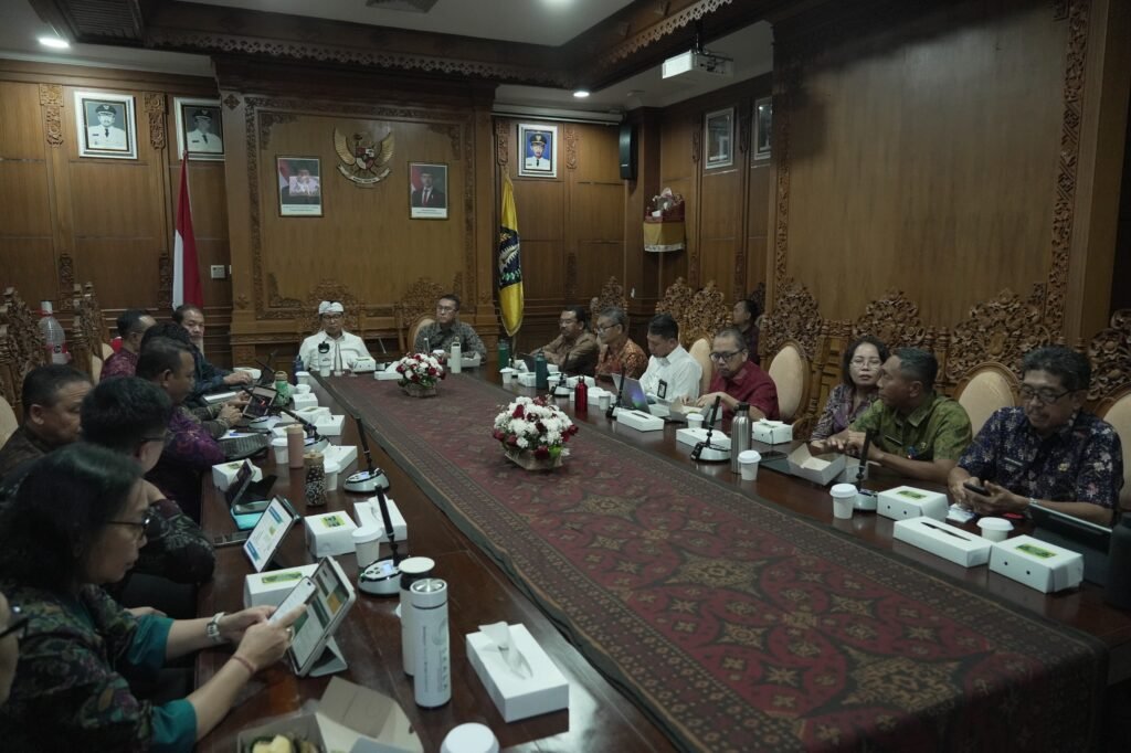 Bupati Wayan Adi Arnawa memimpin rapat HLM terkait upaya mewujudkan ketahanan pangan dan pengendalian inflasi menjelang hari besar keagamaan di ruang rapat Nayaka Gosana I, Puspem Badung, Selasa (19/5),