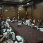 Bupati Wayan Adi Arnawa memimpin rapat HLM terkait upaya mewujudkan ketahanan pangan dan pengendalian inflasi menjelang hari besar keagamaan di ruang rapat Nayaka Gosana I, Puspem Badung, Selasa (19/5),
