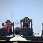 Eks Bupati KKT Petrus Fatlolon di ruang sidang Pengadilan Negeri Ambon.