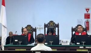 Eks Bupati KKT Petrus Fatlolon di ruang sidang Pengadilan Negeri Ambon.
