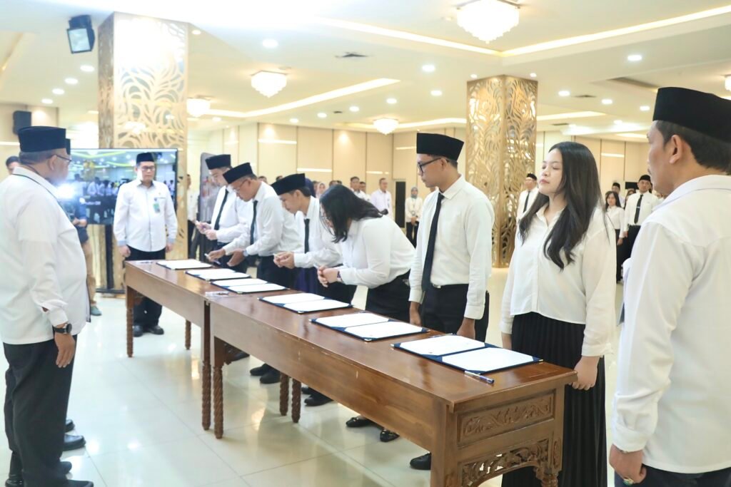 Menteri Ketenagakerjaan (Menaker) Yassierli resmi mengambil sumpah/janji dan melantik 976 Aparatur Sipil Negara (ASN) di lingkungan Kementerian Ketenagakerjaan (Kemnaker) di Ruang Serbaguna Kemnaker, Jakarta, Rabu (20/5/2026).