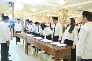 Menteri Ketenagakerjaan (Menaker) Yassierli resmi mengambil sumpah/janji dan melantik 976 Aparatur Sipil Negara (ASN) di lingkungan Kementerian Ketenagakerjaan (Kemnaker) di Ruang Serbaguna Kemnaker, Jakarta, Rabu (20/5/2026).