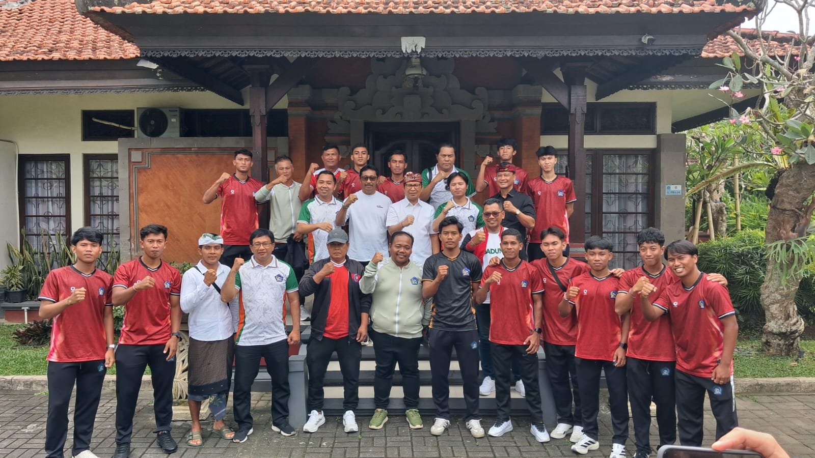 Bupati Wayan Adi Arnawa resmi melepas tim sepak bola PS Badung untuk berlaga dalam kompetisi Liga 4 Nasional di Rumah Jabatan Bupati Badung, Rabu (27/5).