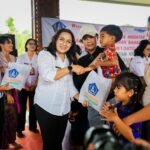 Ketua TP PKK Badung, Nyonya Rasniathi Adi Arnawa, menghadiri kegiatan penyaluran paket olahan ikan di Balai Banjar Buangga, Desa Getasan, Kecamatan Petang, Badung, pada Rabu (13/5).