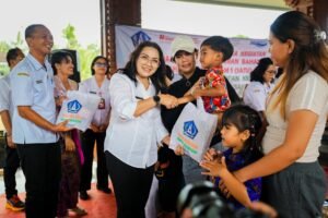 Ketua TP PKK Badung, Nyonya Rasniathi Adi Arnawa, menghadiri kegiatan penyaluran paket olahan ikan di Balai Banjar Buangga, Desa Getasan, Kecamatan Petang, Badung, pada Rabu (13/5).