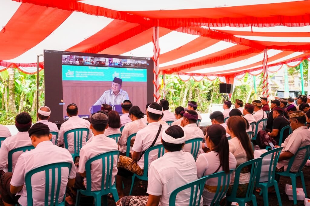 Bupati Wayan Adi Arnawa saat mendampingi Gubernur Bali Wayan Koster menghadiri Peresmian Operasionalisasi 1.061 Koperasi Desa Kelurahan Merah Putih secara virtual dari KDKMP Desa Sembung, Kecamatan Mengwi, Sabtu (16/5).