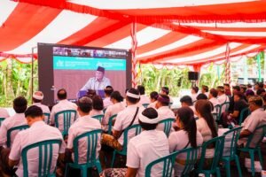 Bupati Wayan Adi Arnawa saat mendampingi Gubernur Bali Wayan Koster menghadiri Peresmian Operasionalisasi 1.061 Koperasi Desa Kelurahan Merah Putih secara virtual dari KDKMP Desa Sembung, Kecamatan Mengwi, Sabtu (16/5).