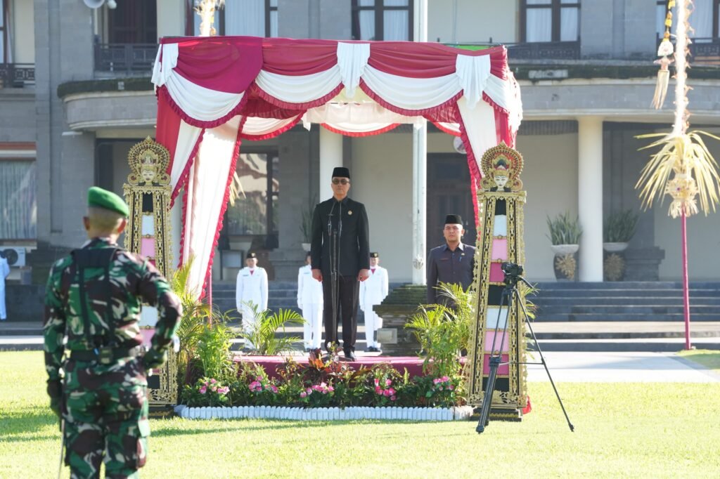 Sekda Surya Suamba menjadi Inspektur Upacara saat Upacara Peringatan Hari Kebangkitan Nasional Ke-118 di Lapangan Mangupraja Mandala, Puspem Badung, Rabu (20/5).