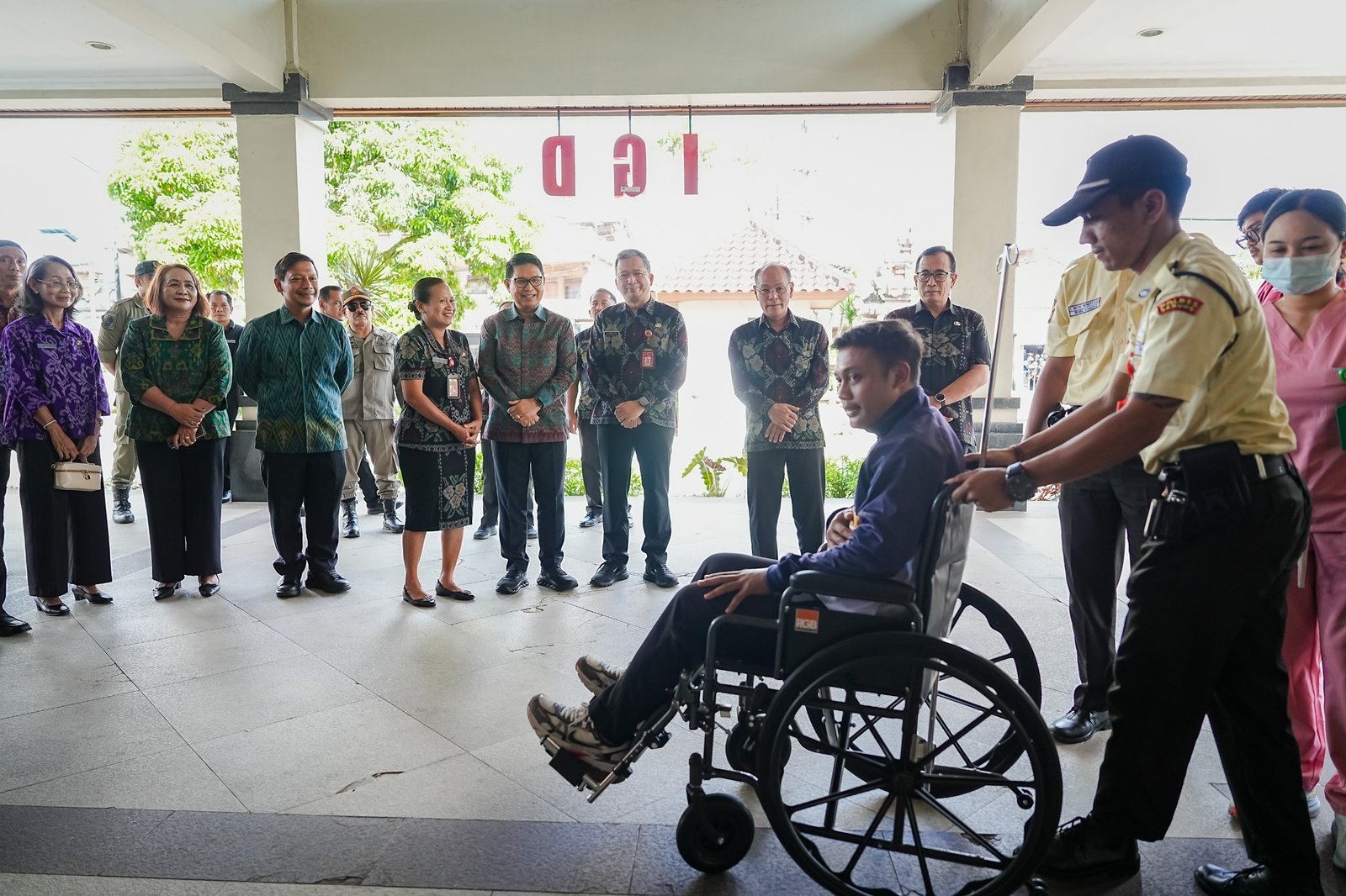 Bupati Wayan Adi Arnawa saat meninjau kesiapan operasional RSUD Giri Asih di Desa Blahkiuh, Kecamatan Abiansemal, Selasa (5/5).