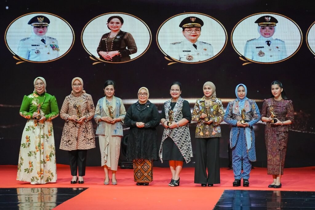 Nyonya Rasniathi Adi Arnawa meraih penghargaan kategori Women Social Impact dalam ajang bergengsi Women's Inspiration Award 2026 di iNews Tower, Jakarta, Kamis (30/4)